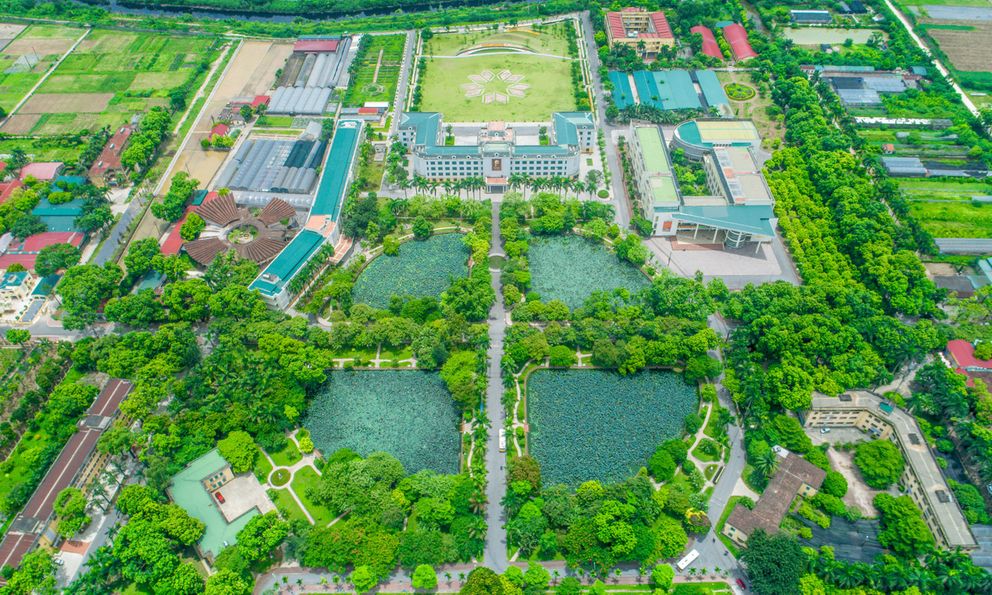 Ở Việt Nam, có một ngôi trường duy nhất sở hữu hồ nước mang tên Tuyệt Vọng