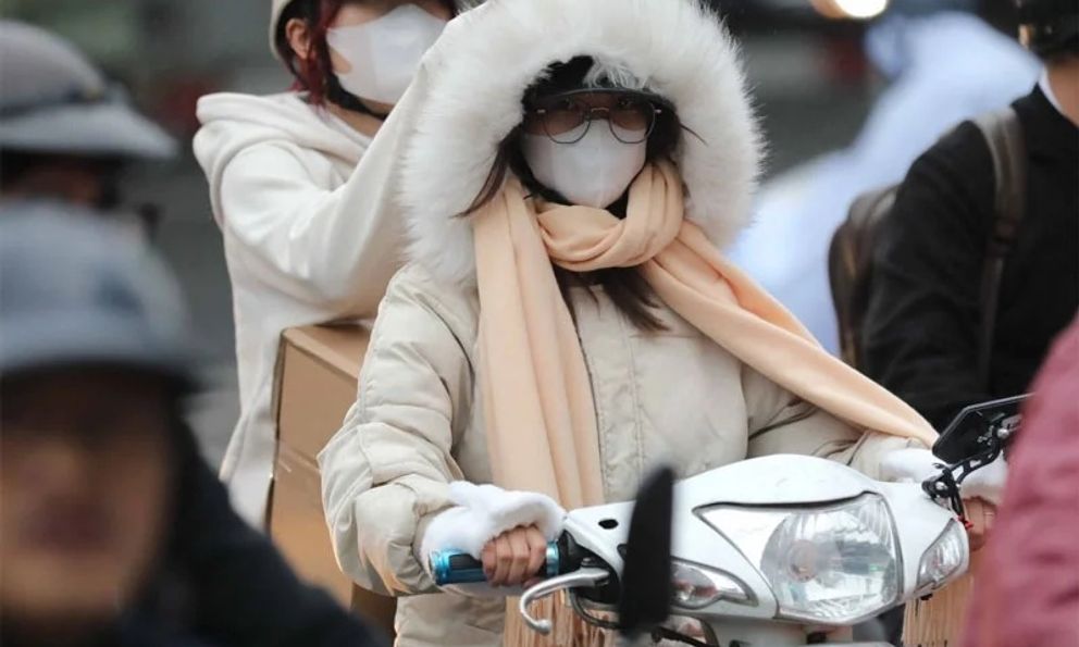 Không khí lạnh sầm sập tràn về: Miền Bắc chìm trong rét buốt, Hà Nội lạnh tê tái thấp nhất 10 độ C