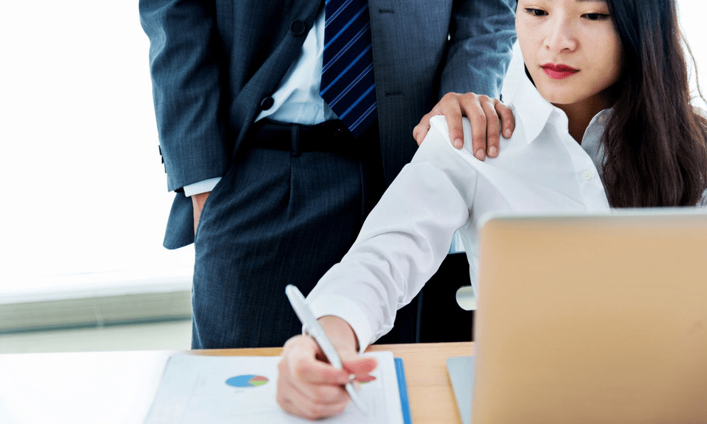 Đang ngồi làm việc, sếp nam đập tay vào lưng, nhân viên nữ có phản ứng chuẩn EQ cao, hôm sau được tăng lương