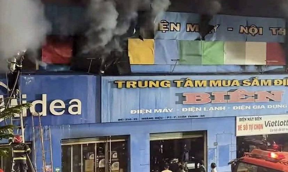 Hiện trường vụ cháy Trung tâm mua sắm điện máy lúc rạng sáng khiến 2 mẹ con tử vong thương tâm