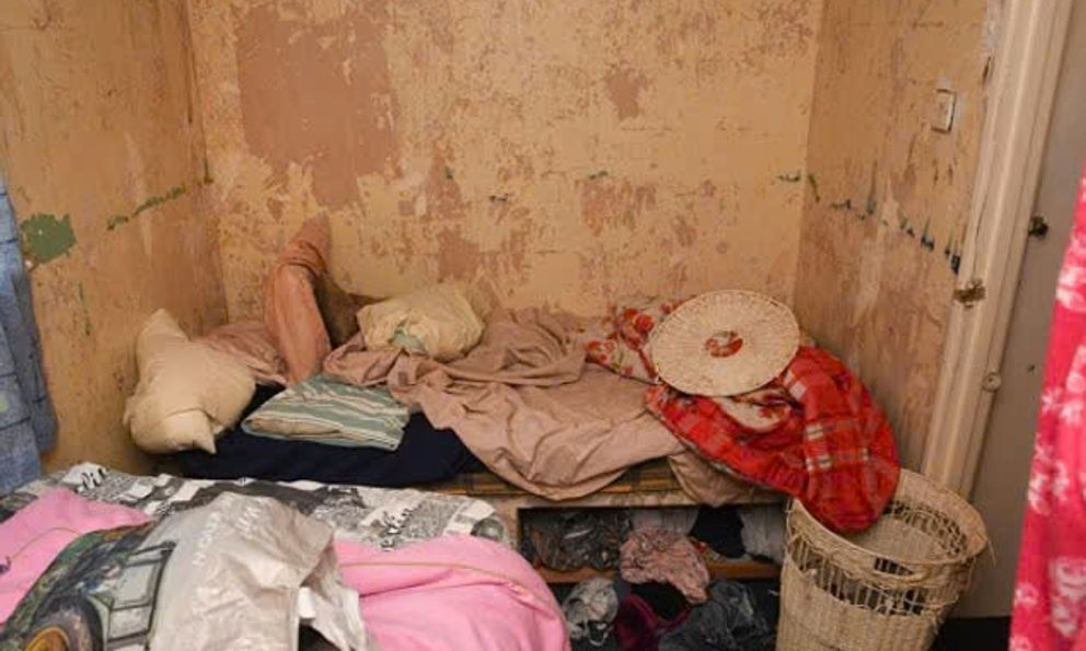 Người phụ nữ bị nhốt như nô lệ 25 năm trong căn phòng bẩn thỉu, manh mối giải cứu chính là mẩu giấy