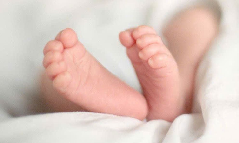 Cú sốc IVF: Cặp đôi bàng hoàng phát hiện con gái mình sinh ra không cùng huyết thống với cả 2 vợ chồng