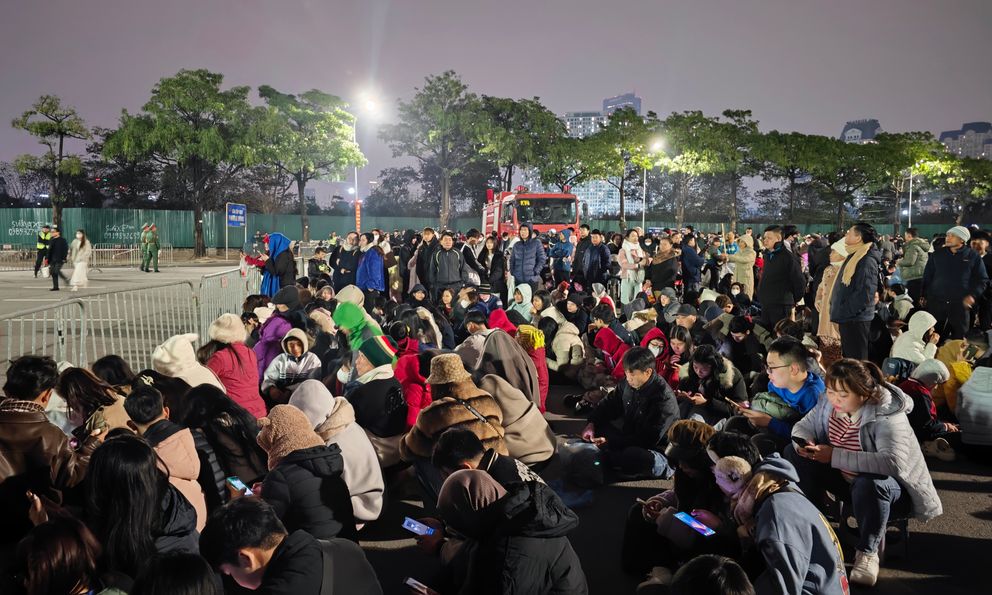 Hà Nội rét 12 độ C, dòng người vẫn ùn ùn đổ về sân Mỹ Đình háo hức chờ đợi màn pháo hoa quy mô hoành tráng chưa từng có