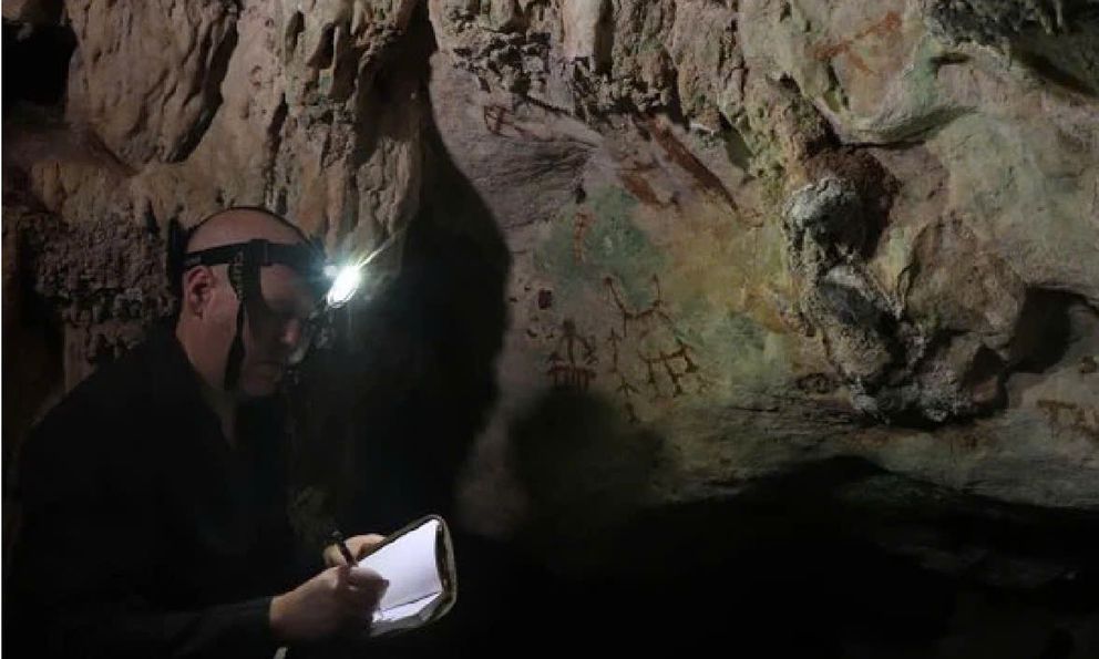 Phát hiện rúng động: Hình in bàn tay bí ẩn gần 68.000 năm tuổi trong hang động