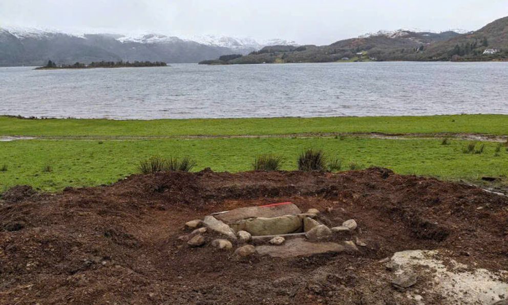 Đang cày ruộng thì phát hiện thứ lạ có niên đại 4.000 năm, người nông dân không tin vào mắt mình