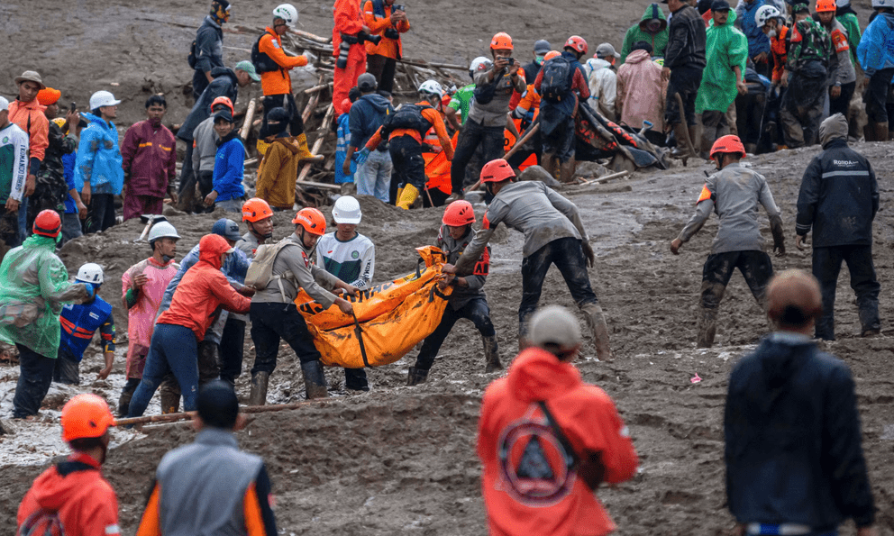 Sạt lở đất ở Indonesia khiến gần 100 người thiệt mạng và mất tích, người dân đào bới tuyệt vọng giữa biển bùn đặc quánh