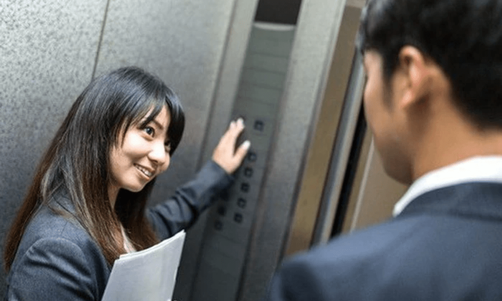 Đang đi vệ sinh, sếp nam bỗng hỏi: 