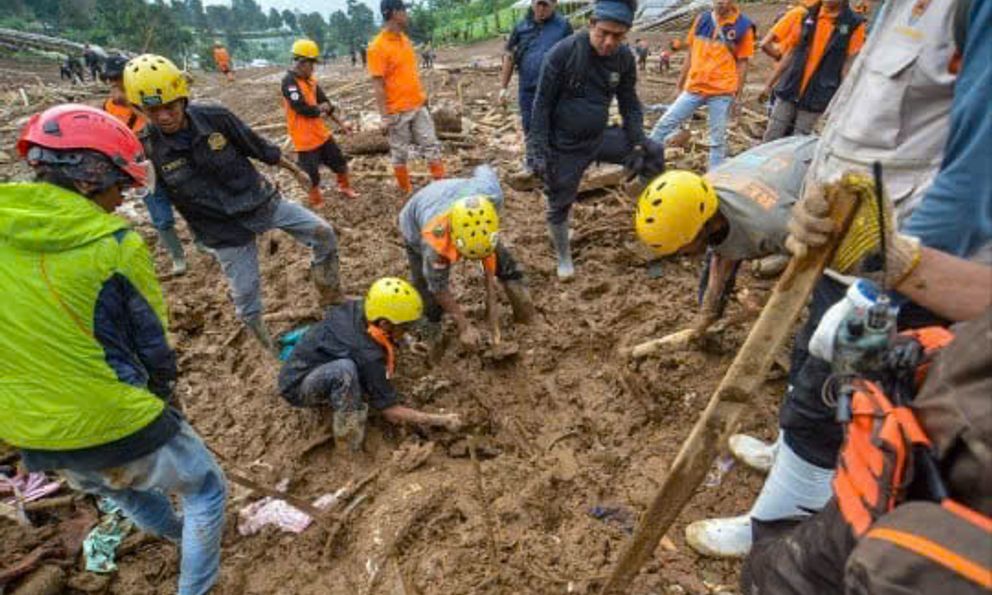 Chạy đua từng phút cứu hộ 34 ngôi nhà bị chôn vùi sau sạt lở kinh hoàng: Nhiều thi thể được tìm thấy, 72 người vẫn mất tích 