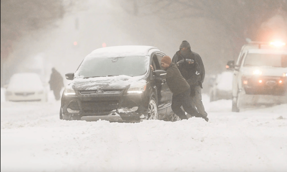 Thảm hoạ tuyết trắng lịch sử tại Mỹ khiến ít nhất 28 người thiệt mạng, nhiều trường hợp vô cùng thương tâm