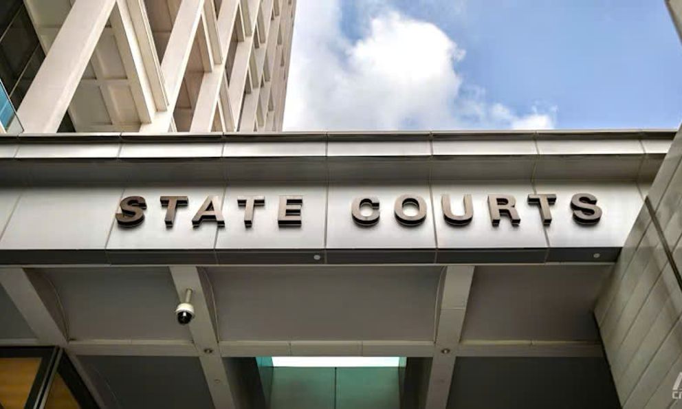 Quấy rối tình dục một phụ nữ 20 tuổi trên bàn mổ, cựu bác sĩ 72 tuổi được toà ân xá