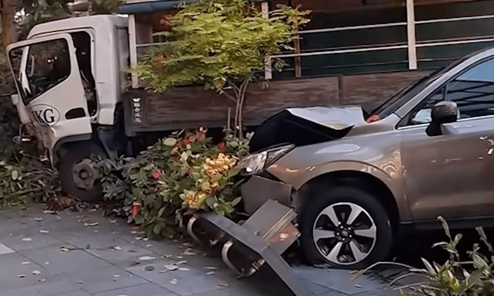 Ô tô mất lái lao vào nhóm người đi bộ trước trung tâm thương mại, 13 người nhập viện