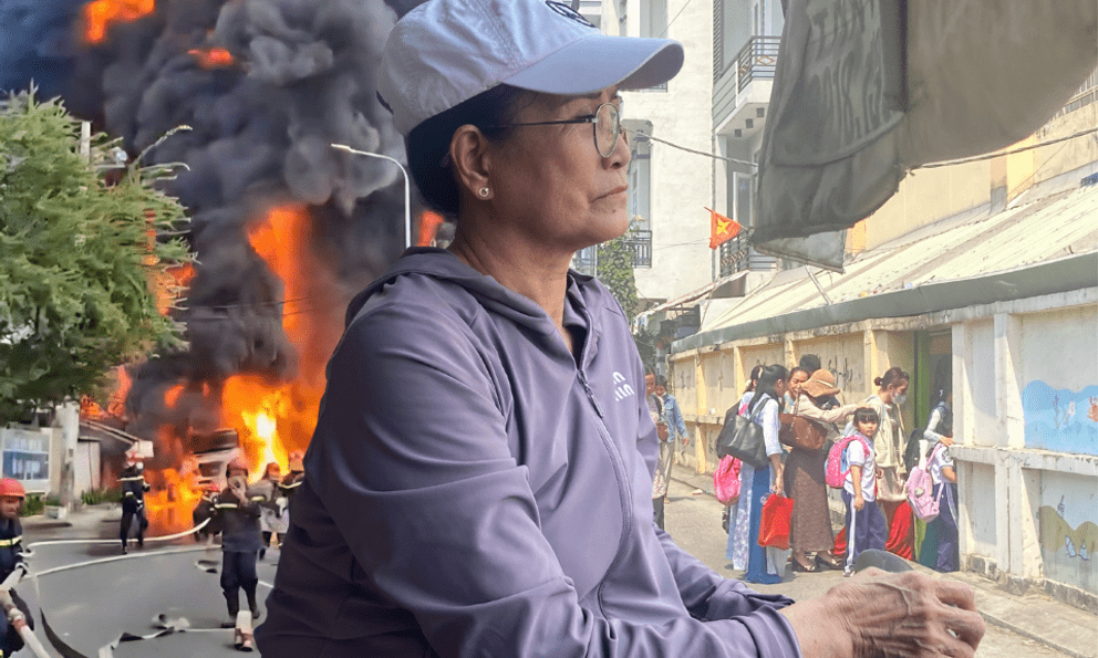 Xe bồn chở xăng bốc cháy ở TP.HCM khiến 700 nhà dân mất điện, nhân chứng hoảng loạn: “Ra là không thấy gì hết, chỉ biết đâm đầu chạy”