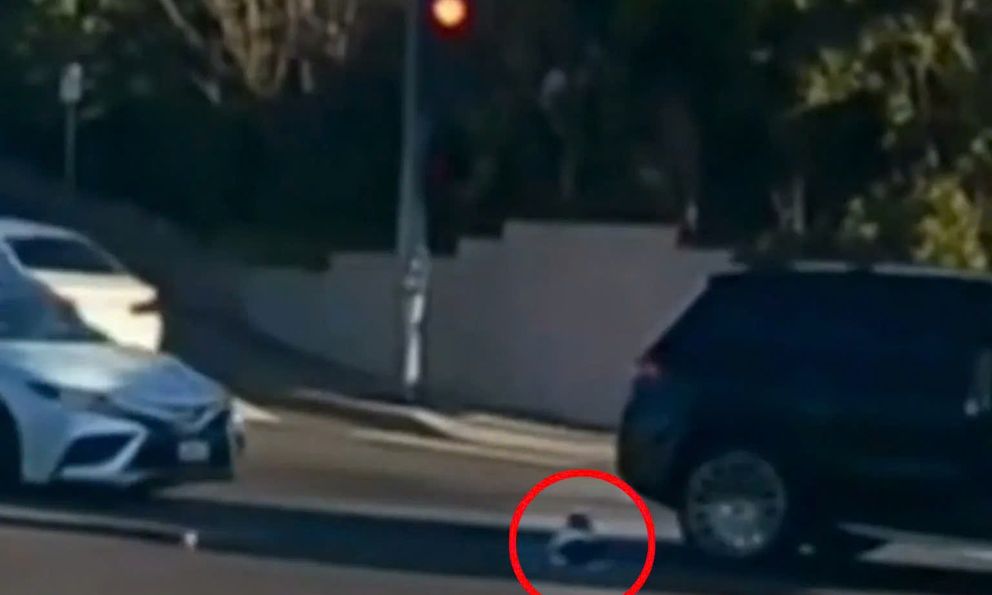 Khoảnh khắc kinh hoàng: Bé gái 19 tháng tuổi bị văng ra khỏi ô tô đang chạy trên đường