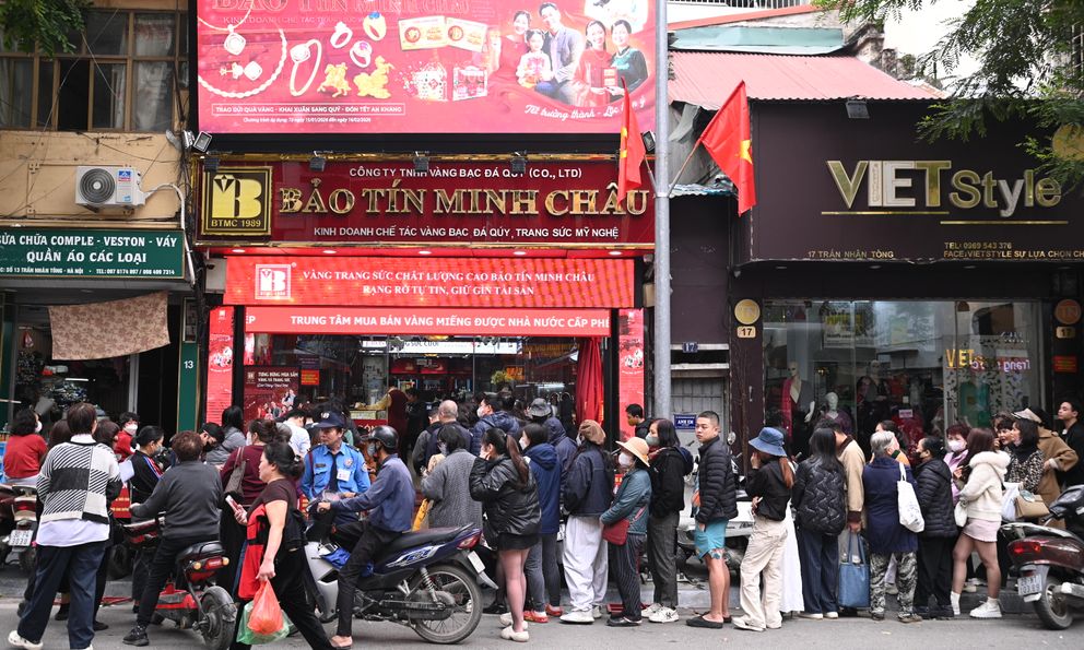 Cảnh tượng khó tin trên phố Trần Nhân Tông: Vì sao người dân Hà Nội kiên nhẫn xếp hàng dài suốt nhiều giờ đồng hồ?