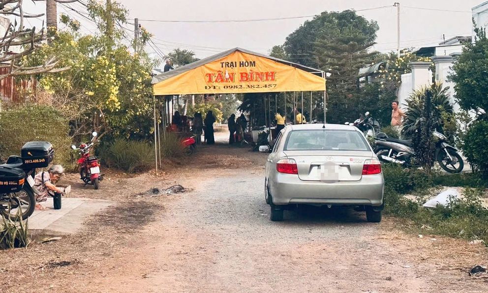 Gọi không thấy trả lời, mẹ phá cửa bàng hoàng phát hiện con gái tử vong cùng 1 người đàn ông 