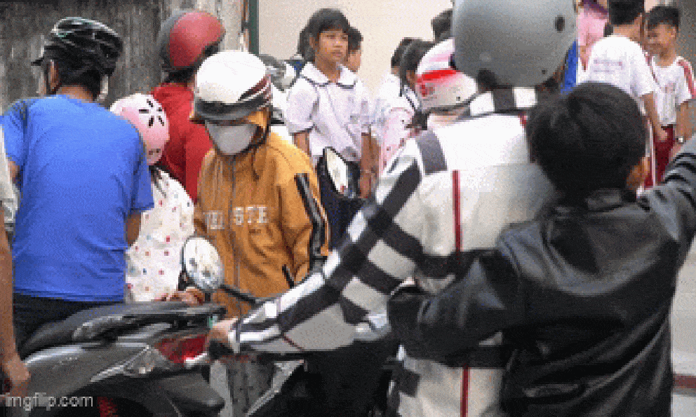 Cảnh tượng lạ tại cổng trường tiểu học ở TP.HCM mỗi buổi trưa: Phụ huynh tay xách cơm, người chờ đón con về nhà