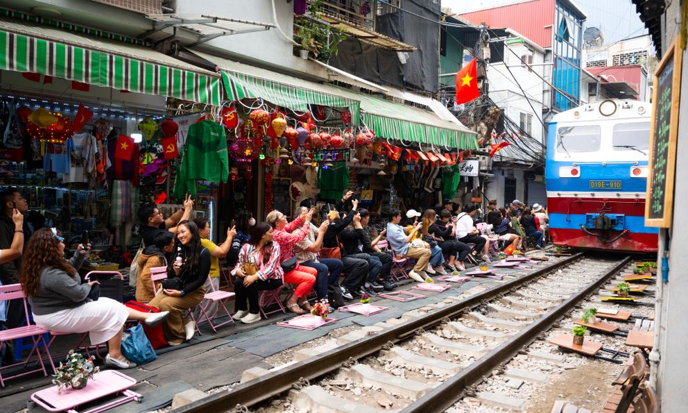 Cà phê đường tàu Khâm Thiên: Kiểm tra buổi sáng, buổi chiều khách đã ngồi kín, háo hức chờ nhặt nắp chai cán bẹp