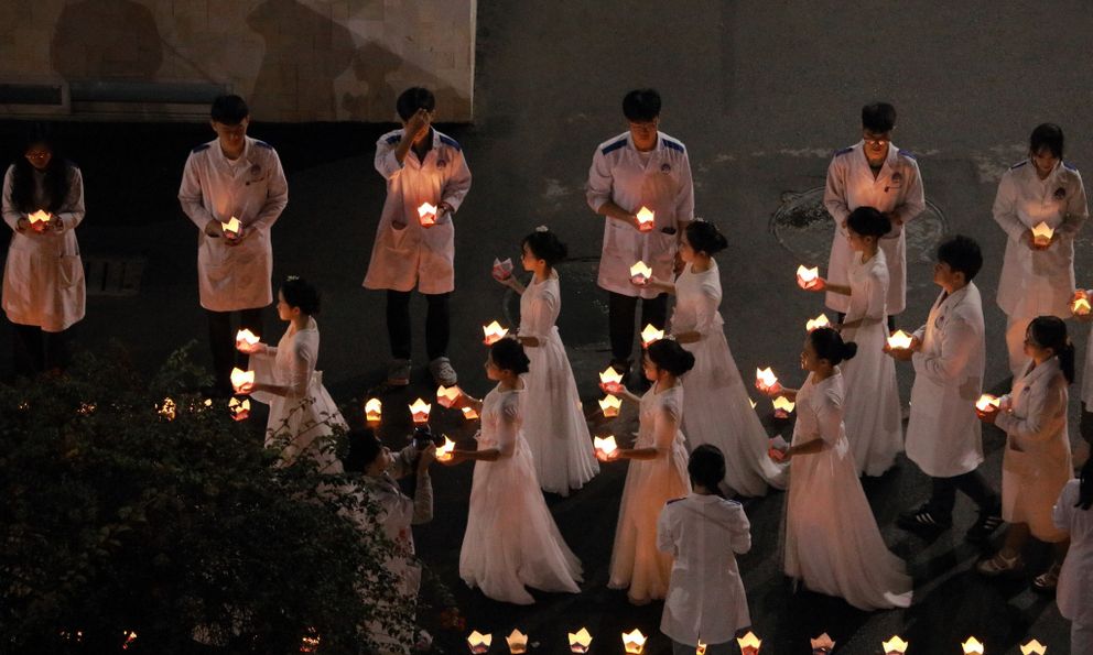 Lễ hội nhìn qua khiến nhiều người “nổi da gà” tại một trường ĐH: Câu chuyện đằng sau lại quá ý nghĩa!