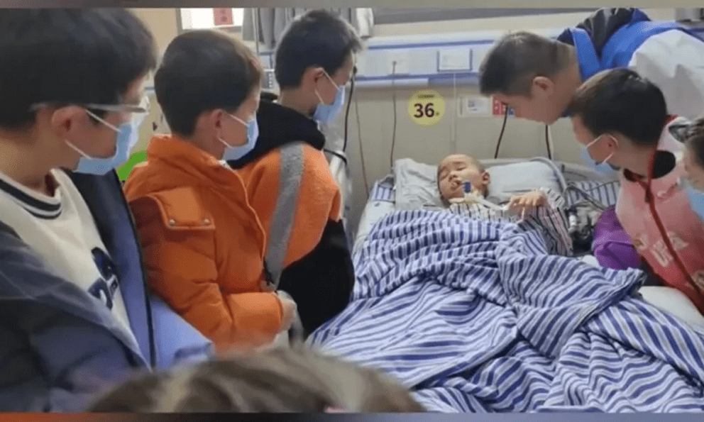 Cậu bé 8 tuổi tỉnh lại sau 55 ngày hôn mê nhờ tiếng gọi của bạn học