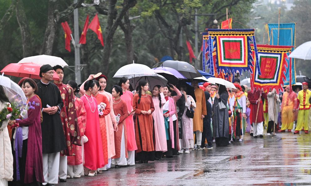 Giữa mưa rét 15 độ, Bách Hoa Bộ Hành đã tạo nên khung cảnh hiếm thấy giữa Hà Nội