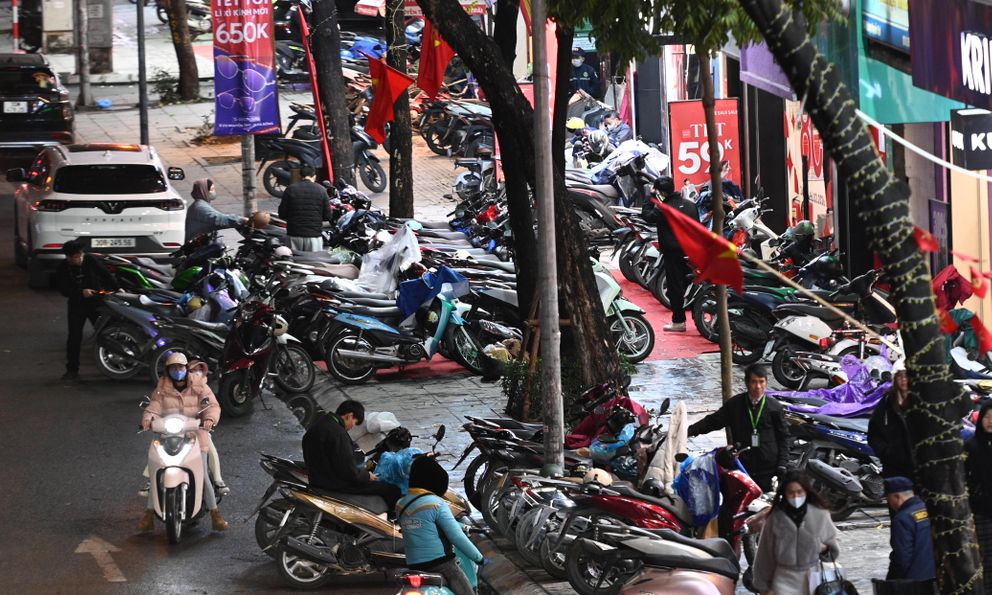 Cảnh tượng lạ trên phố Hà Nội tối mưa rét 10 độ, xe máy xếp chật kín vỉa hè