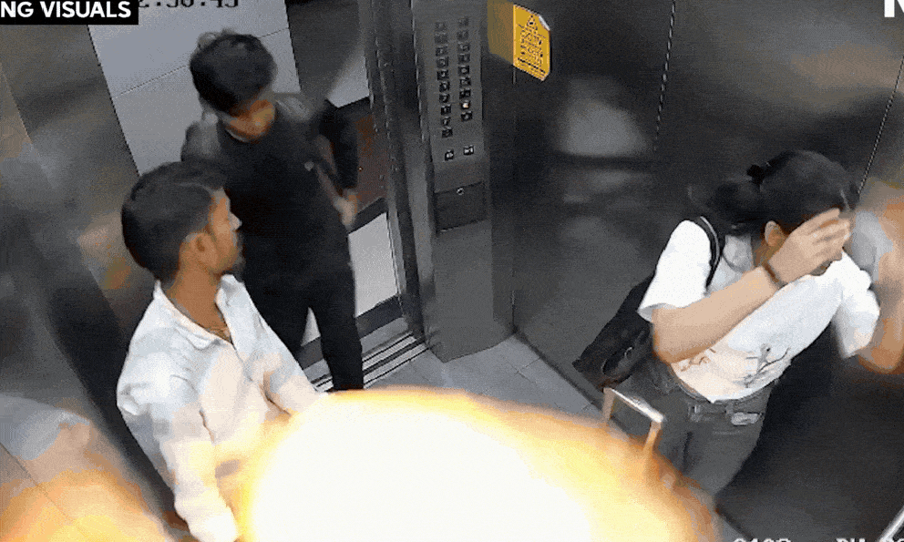 Kinh hoàng: Chùm bóng bay bất ngờ phát nổ, thang máy bỗng thành 