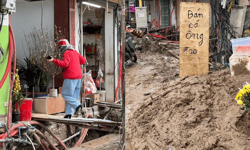 Loạt cửa hàng mặt đường Nguyễn Tuân chật vật trước Tết: Bắc thang mới có thể đi vào!