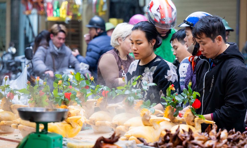 Chợ Hàng Bè đông nghịt ngày 23 tháng Chạp, khách mạnh tay chi hàng triệu đồng sắm lễ
