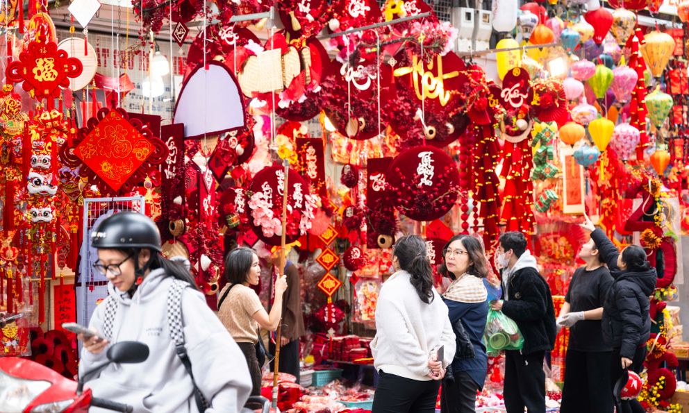 Phố Hàng Mã đỏ rực những ngày giáp Tết: Không còn cảnh chen nhau chụp ảnh, dân tình lặng lẽ sắm sửa đón xuân