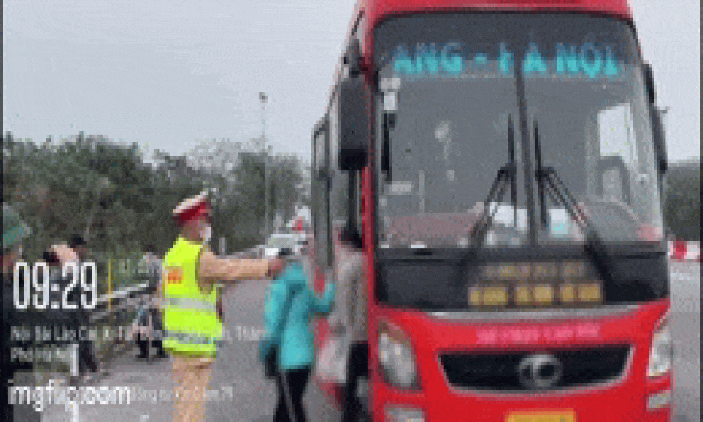 Cảnh tượng khó tin trên cao tốc: CSGT bất ngờ yêu cầu hành khách rời khỏi chiếc xe 45 chỗ, con số kiểm đếm thực tế khiến ai cũng giật mình