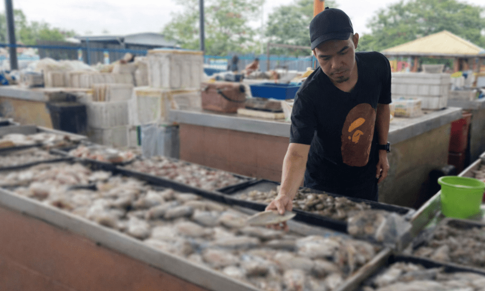 Bé gái nhận nhầm người bán cá là bố, về nhà kể lại khiến cả gia đình bàng hoàng, bí mật chôn vùi 42 năm bị hé lộ
