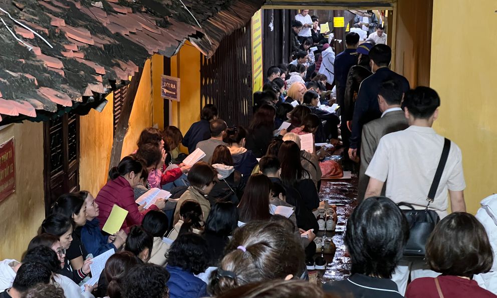 Nghìn người đổ về lễ cầu an tại ngôi chùa nổi tiếng ở Hà Nội, hàng dài phật tử đứng kín cả con ngõ 