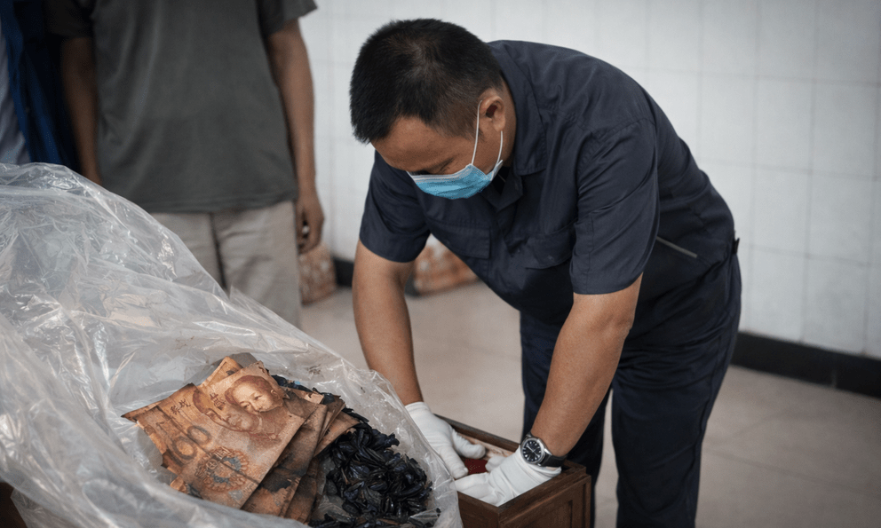 Con trai bất hiếu, người cha mang hơn 800 triệu đi hỏa táng trước khi chết