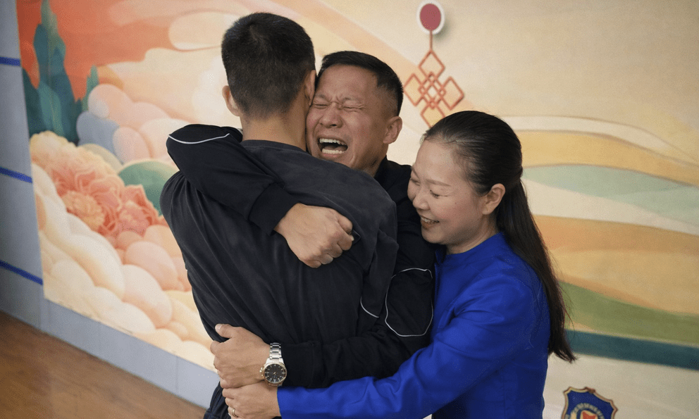 Tìm thấy con trai bị bắt cóc sau 24 năm, người cha để con về với bố mẹ nuôi và từ đó họ không còn liên lạc nữa