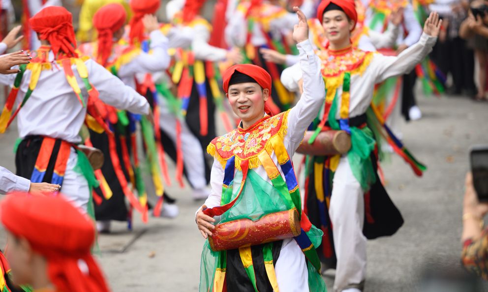 Tận mắt đi xem trai làng Triều Khúc “mặt hoa da phấn” múa điệu con đĩ đánh bồng