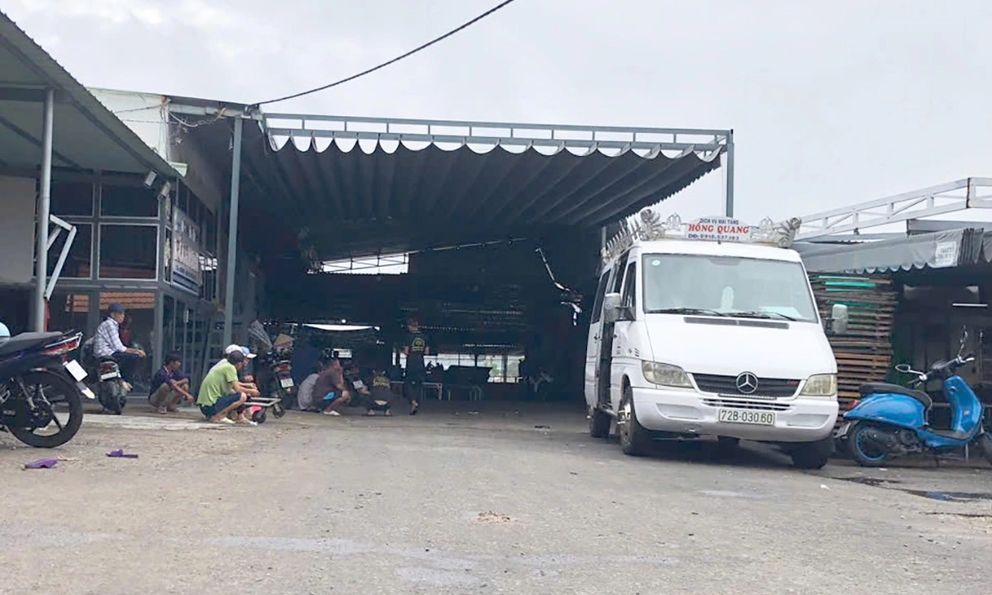 1 người nằm bất động bên cạnh 2 nạn nhân bị thương sau tiếng nổ lớn ở TP.HCM