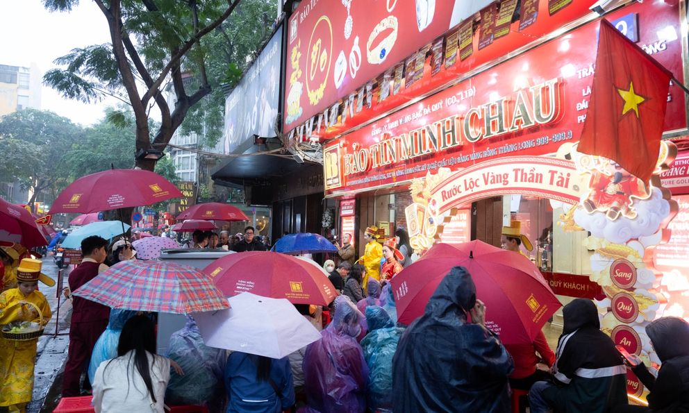 Ngày Vía Thần Tài: Khách đội mưa xếp hàng hơn 10 tiếng chờ mua vàng, xuất hiện thiết bị đặc biệt tại cửa hàng Trần Nhân Tông