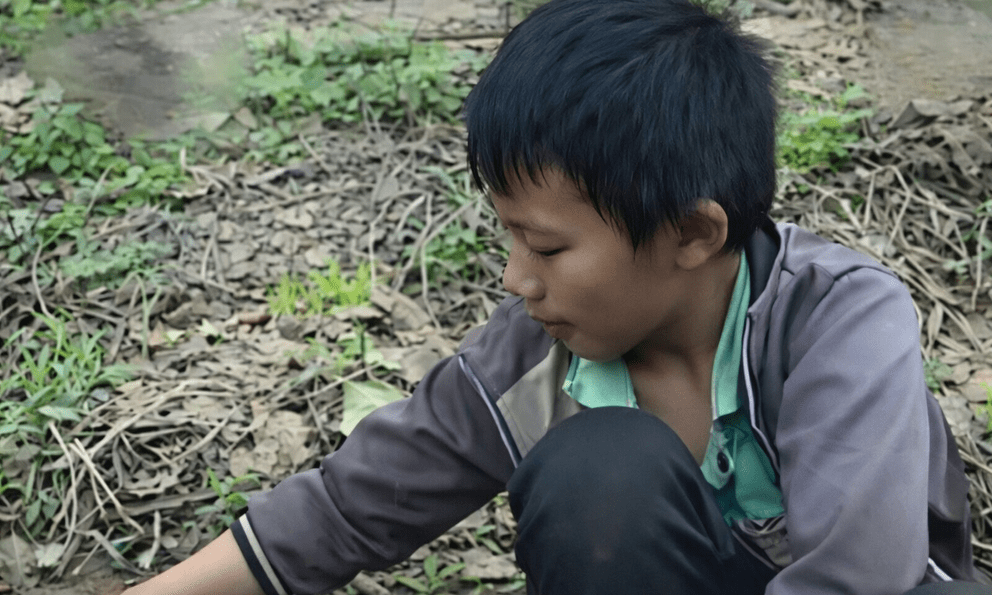 Cậu bé 7 tuổi bị mẹ bỏ rơi, phải ăn rau dại sống qua ngày, năm 14 tuổi tiêu hết 5,72 tỷ trong chỉ nửa ngày