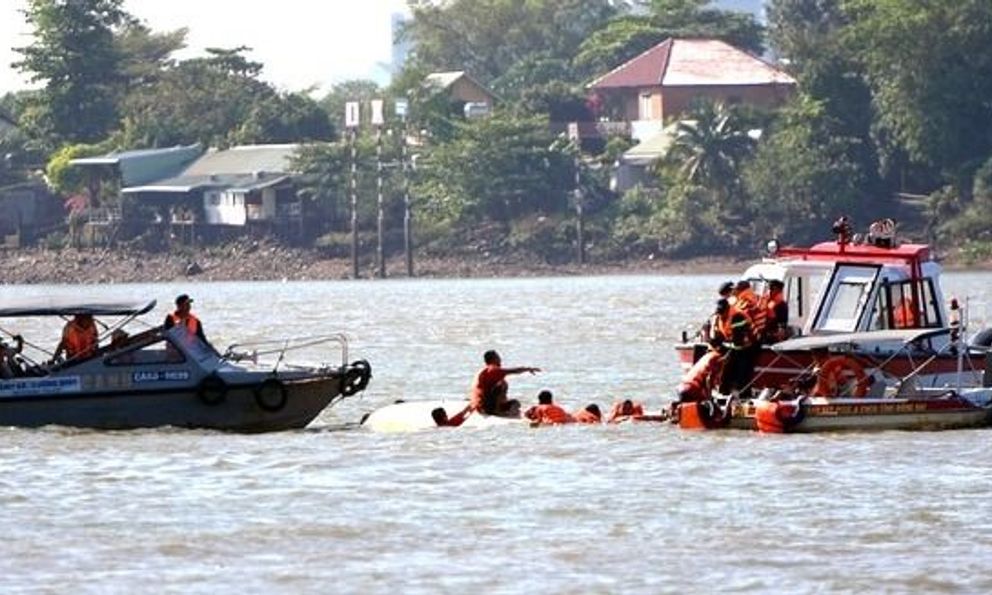  Lật thuyền đua trên sông Đồng Nai, 12 vận động viên rơi xuống sông: Giây phút khiến khán giả đứng tim