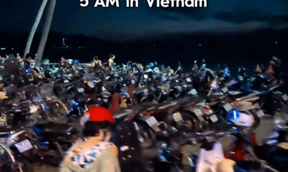 Cảnh tượng 5h sáng ở Việt Nam khiến khách Tây thốt lên: 