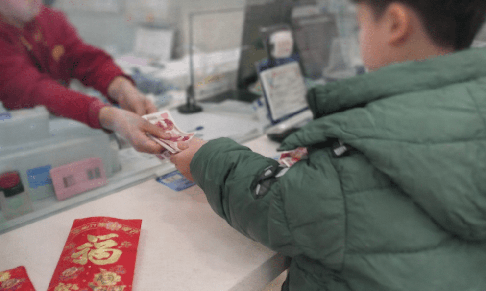 Con trai 10 tuổi kiện cha vì lấy 80.000 tệ tiền lì xì đi cưới vợ mới, bất ngờ với phán quyết của tòa án 