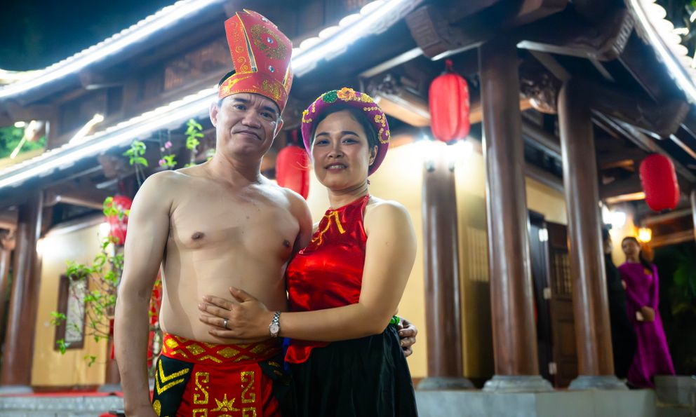 Câu chuyện ít biết về cặp đôi 11 năm thực hiện nghi lễ phồn thực “linh tinh tình phộc”