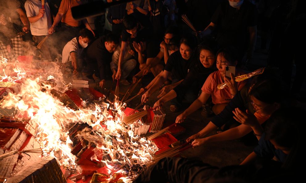 Hà Nội: Cả trăm người lao vào 