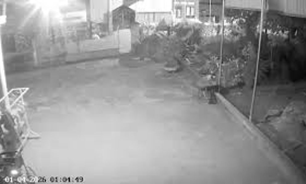 3 mẹ con bị kẻ lạ mặt cầm dao truy đuổi ngay trong nhà lúc nửa đêm, cướp trắng xe máy