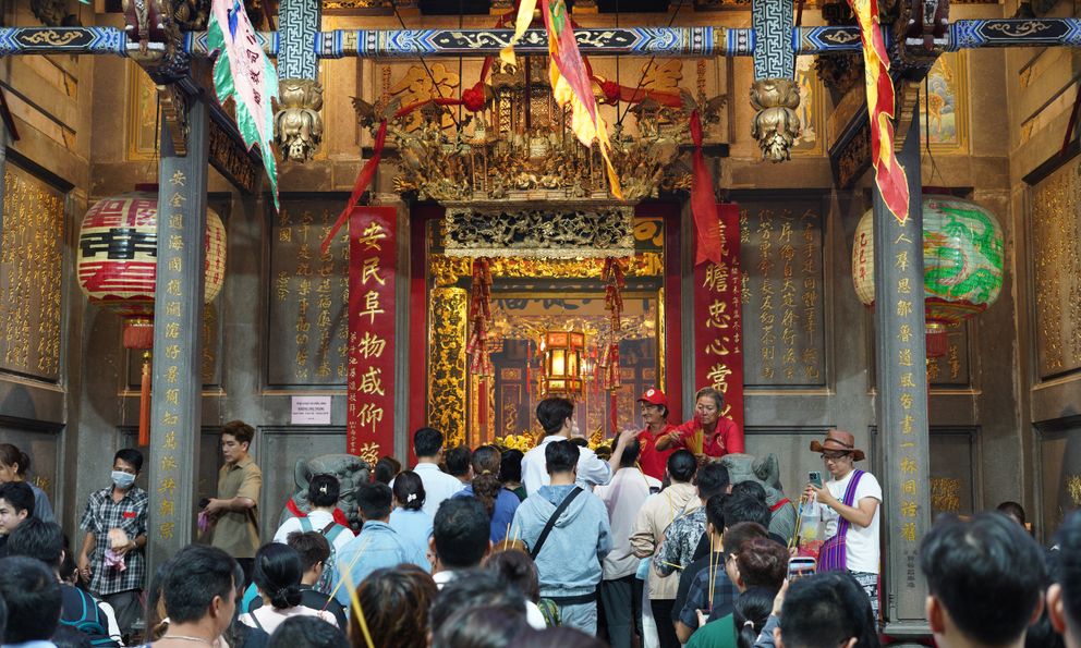 Người dân chen kín ngôi chùa thiêng tại TP.HCM đêm Rằm tháng Giêng, tất cả vì một tục 