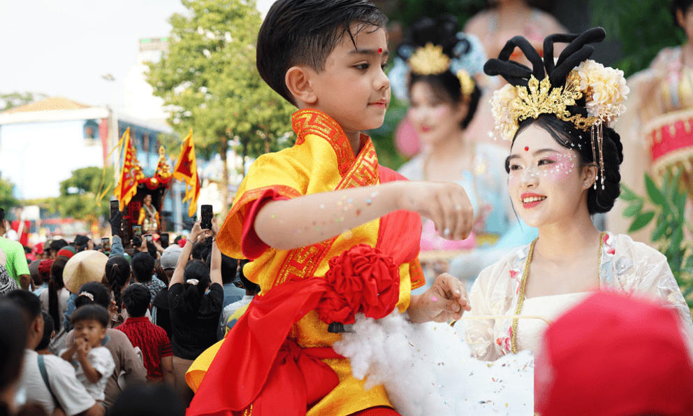 Người dân đứng chật kín đường phố chờ 