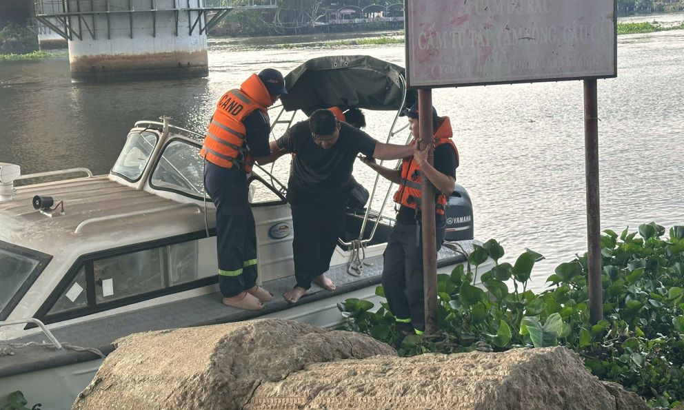 Nhảy cầu Phú Long, nam thanh niên SN 2005 may mắn sống sót nhờ bám víu vào đám lục bình