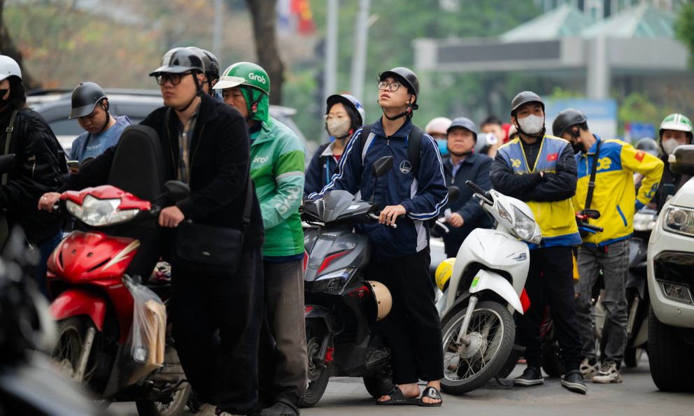 Lo giá xăng tăng mạnh vào chiều 5/3, người dân và nhiều shipper Hà Nội xếp hàng chờ đổ đầy xăng từ sớm