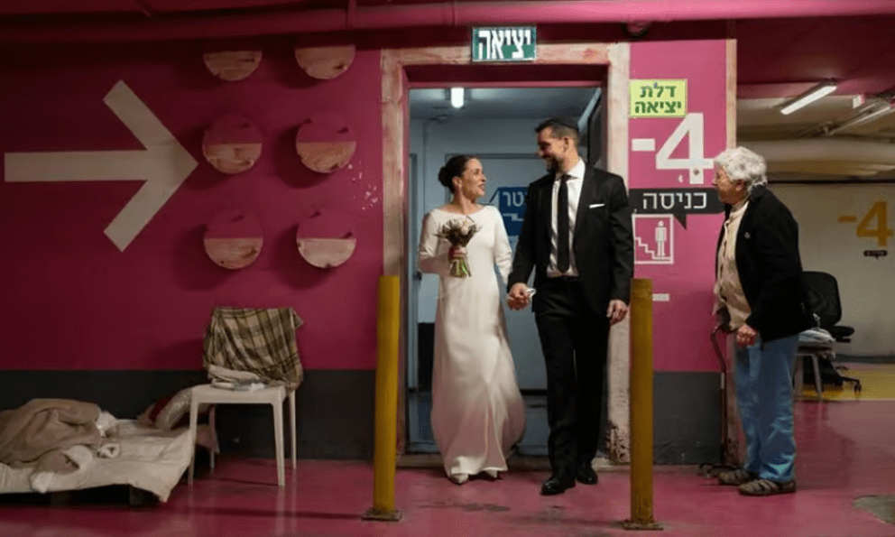 Cưới nhau dưới hầm trú bom 