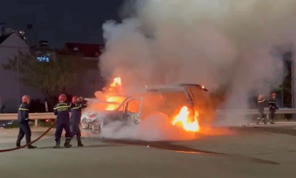 Ô tô bất ngờ bốc cháy ngùn ngụt trên xe cứu hộ ở TP.HCM